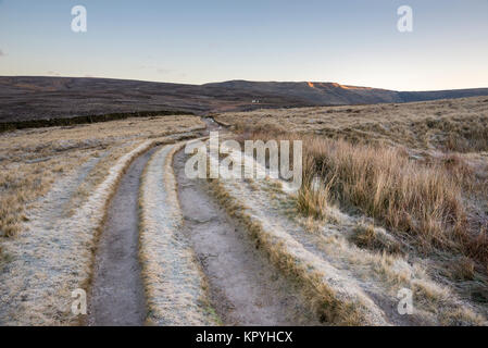 Die Schlange Weg auf den Hügeln über Hayfield, Derbyshire an einem kalten Wintermorgen. Eine beliebte Wanderung im Peak District National Park. Stockfoto