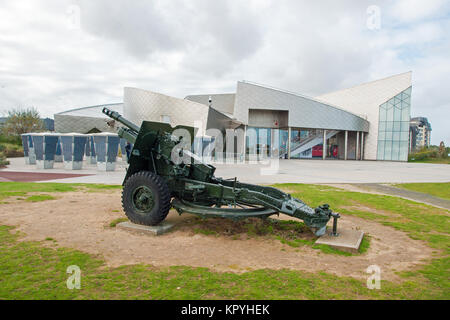 British WW2 25-Pfünder Artilleriegeschützen außerhalb der Juno Beach Center Museum in Courseulles-sur-Mer, Normandie. Das Museum erinnert an die Kanadische contr Stockfoto