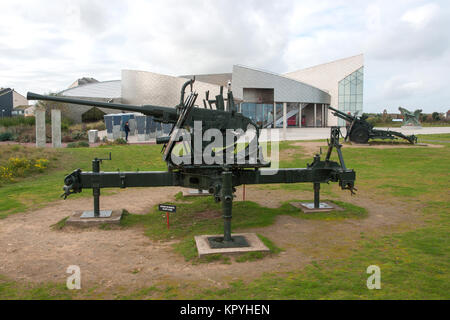 Juno Beach Center kanadischen WWII Museum am Courselles-sur-Mer, Normandie, mit Geschütze konserviert und außerhalb angezeigt. Stockfoto