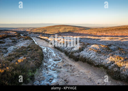 Die Schlange Weg auf den Hügeln über Hayfield, Derbyshire an einem kalten Wintermorgen. Eine beliebte Wanderung im Peak District National Park. Stockfoto