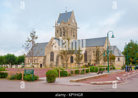 Die Kirche in Sainte-Mere-Eglise, Normandie, komplett mit Dummy amerikanischen Fallschirmjäger auf dem Turm. Es erinnert an einen echten Vorfall am D-Day 1944. Stockfoto