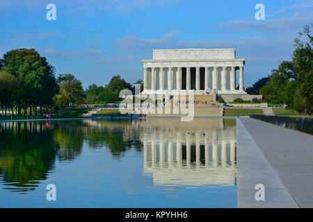 Landschaft Blick auf das Lincoln Memorial und Reflexion in der reflektierenden Pool, Washington DC, USA auf einer sonnigen warmen Tag mit blauem Himmel Licht Wolken Stockfoto