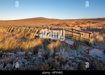 Holzsteg über die Moore in der Nähe von Hayfield im Peak District National Park, Derbyshire, England. Ein frostiger Wintermorgen. Stockfoto