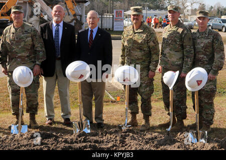 Von links, Senior North Carolina National Guard Führer, Armee Generalmajor Greg Lusk, der Adjutant General von Nord-carolina, pensionierter Armee Brig. Gen. Jim Carper, pensionierter Armee Brig. Gen. Dan Hickman, Army Command Sergeant Major John H. Swart, NCNG älterer Soldat Führer, Armee, Oberst Wes Morrison, NCNG Operations Officer und Armee Oberst Robert Bumgardner, der Kommandant des NCNG 30 gepanzerte Brigade Combat Team pose mit zeremoniellen Schaufeln mit dem offiziellen Spatenstich der neuen NCNG Bereitschaft Zentrum für 1 ST-120 th Infanterieregiment in Wilmington, North Carolina, Dez. 13, 2017. Jeder lea Stockfoto