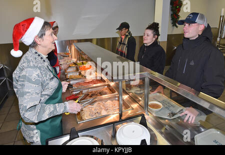 Allgemein Ellen Pawlikowski, Air Force Materiel Command Commander, serviert Abendessen zu Soldaten Flieger an der Pitsenbarger Speisesaal, Wright-Patterson Air Force Base, 12. Dezember 2017. Als jährliche eine Abendveranstaltung WPAFB Führung fungieren als Server im Speisesaal während der Ferienzeit. (U.S. Air Force Stockfoto