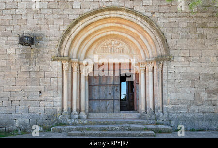 Eingang der alten Kirche in Siurana Stockfoto