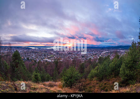 Allgemeine Panoramablick erhöhten Blick auf Oslo Oslo Fjord und farbenprächtige Sonnenuntergang im Hintergrund. Stockfoto