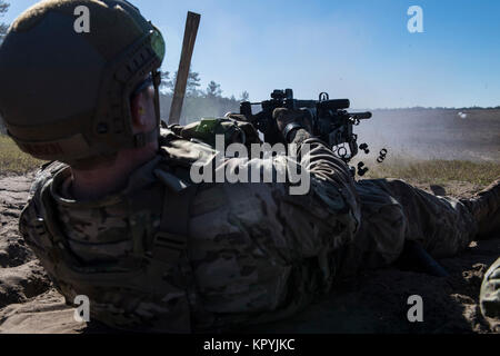 Staff Sgt. Richard Murkin, 823 d Base Defense Squadron fireteam Mitglied, feuert eine .50 Kaliber M2 Maschinengewehr, während eines schweren Waffen Qualifikation, Dez. 13, 2017 im Camp Blanding gemeinsame Training Center, Fla. Flieger Schuß an Zielen mit der M2 und ihre Deutschkenntnisse zu pflegen und sich mit der Waffe vertraut machen. (U.S. Air Force Stockfoto