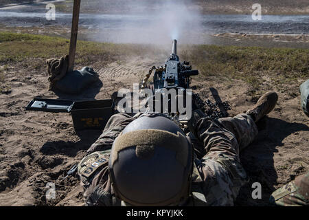 Staff Sgt. Richard Murkin, 823 d Base Defense Squadron fireteam Mitglied, feuert eine .50 Kaliber M2 Maschinengewehr, während eines schweren Waffen Qualifikation, Dez. 13, 2017 im Camp Blanding gemeinsame Training Center, Fla. Flieger Schuß an Zielen mit der M2 und ihre Deutschkenntnisse zu pflegen und sich mit der Waffe vertraut machen. (U.S. Air Force Stockfoto