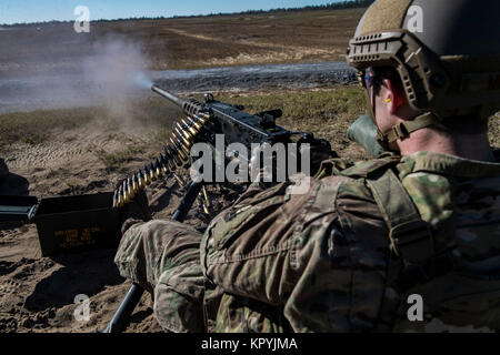 Staff Sgt. Richard Murkin, 823 d Base Defense Squadron fireteam Mitglied, feuert eine .50 Kaliber M2 machine gun während einer schweren Waffen Qualifikation, Dez. 13, 2017 im Camp Blanding gemeinsame Training Center, Fla. Flieger Schuß an Zielen mit der M2 und ihre Deutschkenntnisse zu pflegen und sich mit der Waffe vertraut machen. (U.S. Air Force Stockfoto