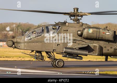 Eine Boeing AH-64 Apache Kampfhubschrauber der Royal Netherlands Air Force am Gilze-Rijen Air Base. Stockfoto