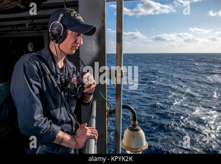 Atlantik (31. 13, 2017) Seemann Anthony Cline Berichte, wenden Sie sich an Bord der Flugzeugträger USS George H.W. Bush (CVN 77). GHWB unterwegs ist die Durchführung von routinemäßigen Ausbildung und Qualifikation. (U.S. Marine Stockfoto