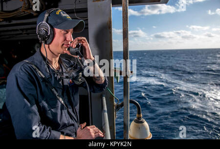 Atlantik (31. 13, 2017) Seemann Anthony Cline Berichte über Kontakte an Bord der Flugzeugträger USS George H.W. Bush (CVN 77). GHWB unterwegs ist die Durchführung von routinemäßigen Ausbildung und Qualifikation. (U.S. Marine Stockfoto