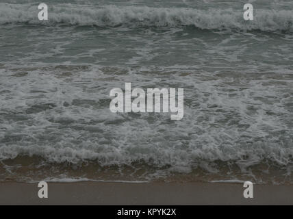 Wellen am Strand Stockfoto