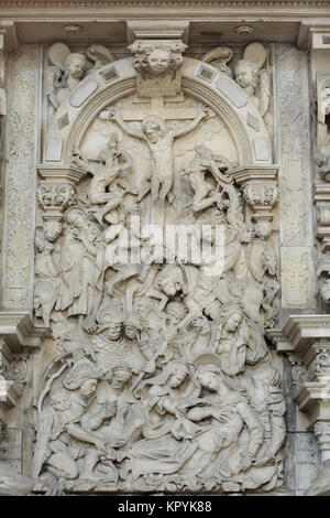 Kreuzigung. Renaissance Relief auf der Schulenburg Epitaph in der Magdeburger Dom in Magdeburg, Sachsen-Anhalt, Deutschland. Die Schulenburg Epitaph wurde von dem deutschen Bildhauer Hans klintzsch zwischen 1593 und 1595 geschnitzt, wie die Beerdigung Denkmal für Levin Schulenburg und seine Frau Fredeke von Alvensleben. Stockfoto