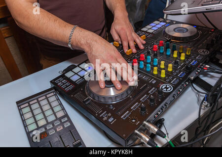 Die DJ's Hände auf die Musik Konsole. DJ Console cd mp4 DJ Mischpult Musik Party im Nachtclub. DJ Console für Experimente mit Musik Stockfoto