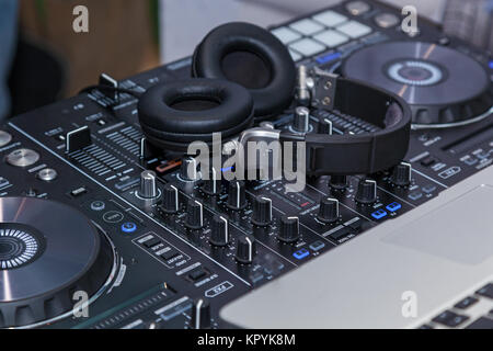 Musik Konsole und Kopfhörer für DJS. DJ Console cd mp4 DJ Mischpult Musik Party im Nachtclub. DJ Console für Experimente mit Musik Stockfoto