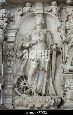 Die heilige Katharina von Alexandria. Renaissance Relief auf der Kanzel Alabasterkanzel (Alabaster) im Magdeburger Dom in Magdeburg, Sachsen-Anhalt, Deutschland. Die Alabaster Kanzel wurde von dem deutschen Bildhauer Christoph Kapup zwischen 1595 und 1597 geschnitzt. Stockfoto