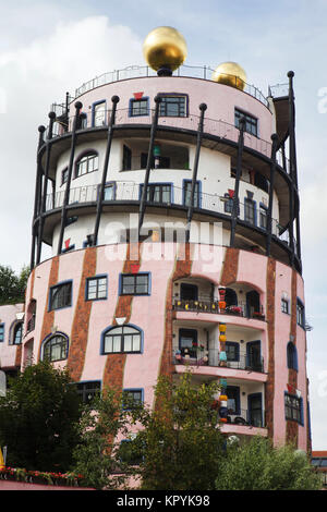 Grüne Zitadelle (Grüne Zitadelle) vom österreichischen Architekten Friedensreich Hundertwasser in Magdeburg, Sachsen-Anhalt, Deutschland. Stockfoto