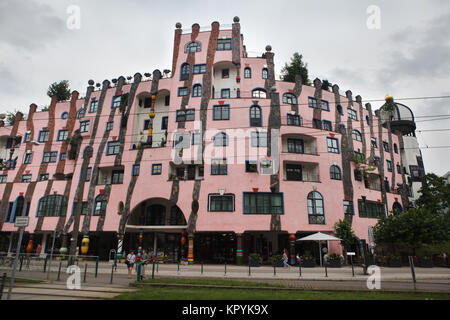 Grüne Zitadelle (Grüne Zitadelle) vom österreichischen Architekten Friedensreich Hundertwasser in Magdeburg, Sachsen-Anhalt, Deutschland. Stockfoto