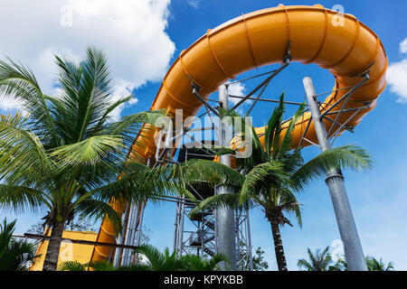 Attraktion mit einer Wasserleitung im Aqua Park Stockfoto