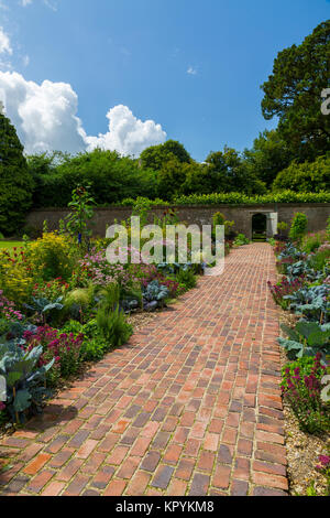 Die kürzlich neu bepflanzt, ummauerten Garten grenzt an Athelhampton House, Puddletown, Dorset, England, Großbritannien Stockfoto