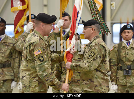 Gen. Curtis M. Scaparotti, rechts, United States European Command (EUCOM) Commander, erhält die US Army Europe (USAREUR) Farben von Generalleutnant Friedrich 'Ben' Hodges, Links, die ausgehende USAREUR Commander während der usareur Verzicht auf Befehl Zeremonie auf Lehm Kaserne, Wiesbaden, Deutschland 15.12.2017. (U.S. Armee Stockfoto