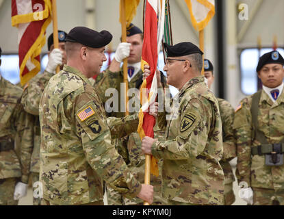 Gen. Curtis M. Scaparotti, rechts, United States European Command (EUCOM) Commander, erhält die US Army Europe (USAREUR) Farben von Generalleutnant Friedrich 'Ben' Hodges, Links, die ausgehende USAREUR Commander während der usareur Verzicht auf Befehl Zeremonie auf Lehm Kaserne, Wiesbaden, Deutschland 15.12.2017. (U.S. Armee Stockfoto