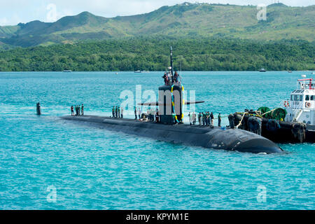 APRA HARBOR, Guam (31. 15, 2017) Los Angeles-Klasse Angriffs-U-Boot USS Key West (SSN722) kehrt in seinen Heimathafen von Guam nach einem viermonatigen Vorwärts - Betriebszeit im westlichen Pazifik. Key West ist eine von vier Vorwärts - bereitgestellt von U-Booten in Apra Harbor, Guam homeported. (U.S. Marine Stockfoto