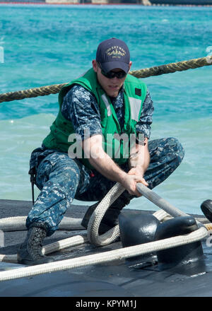 APRA HARBOR, Guam (31. 15, 2017) ein Seemann nach Los Angeles-Klasse Angriffs-U-Boot USS Key West (SSN722) hebt eine Verankerung bei einem Meer und Anker Evolution als das U-Boot wieder in den Heimathafen von Guam nach einem viermonatigen Vorwärts - Betriebszeit im westlichen Pazifik. Key West ist eine von vier Vorwärts - bereitgestellt von U-Booten in Apra Harbor, Guam homeported. (U.S. Marine Stockfoto