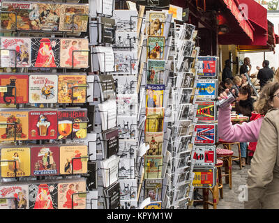 Postkarten zum Verkauf in La Place du Tertre, Paris, Frankreich. Stockfoto