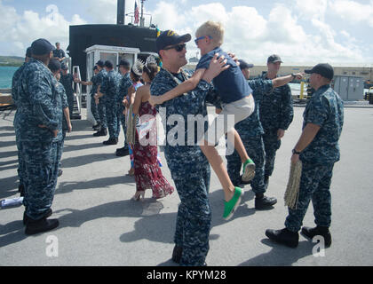 APRA HARBOR, Guam (31. 15, 2017) Lt.Cmdr. Patrick Tembreull, Executive Officer von Los Angeles-Klasse Angriffs-U-Boot USS Key West (SSN722), ist mit seinem Sohn Graham während des U-Bootes homecoming Feier nach einem viermonatigen Vorwärts - Betriebszeit im westlichen Pazifik wieder vereint. Key West ist eine von vier Vorwärts - bereitgestellt von U-Booten in Apra Harbor, Guam homeported. (U.S. Marine Stockfoto