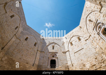 Hallenbad in Castel del Monte, mittelalterliche Festung in Apulien, Süditalien. Stockfoto