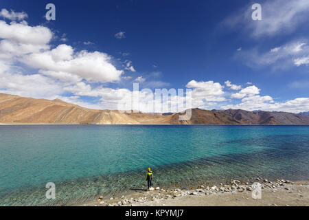 Junge kaukasier Junge am Ufer des Pangong Tso See, Ladakh, Jammu und Kaschmir, Indien. Stockfoto