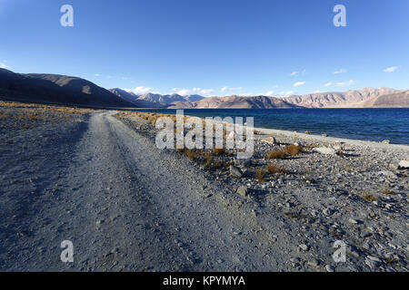 Schotterstraße in die karge Landschaft von der Pangong Tso See, Ladakh, Jammu und Kaschmir, Indien. Stockfoto