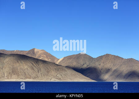 Schönen bergigen Landschaft im indischen Himalaya an Pangong Tso See, Ladakh, Jammu und Kaschmir, Indien. Stockfoto