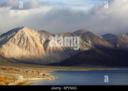 Karge Landschaft und die Berge des Himalaja in die blaue See von Pangong Tso, Ladakh, Jammu und Kaschmir, Indien. Stockfoto