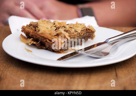 Eine Portion oder Slice der Griechischen Baklava. Diese süß lecker Wüste ist aus Blätterteig hergestellt und mit Honig gesüßt. In der Türkei gefunden. Stockfoto