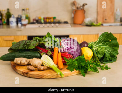 Mehrere Gemüse auf einem Holzbrett. Zutaten für detox Diät. Stockfoto