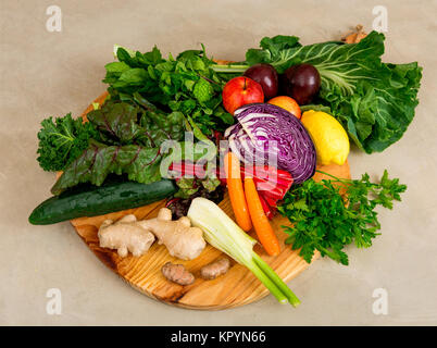 Mehrere Gemüse auf einem Holzbrett. Zutaten für detox Diät. Stockfoto