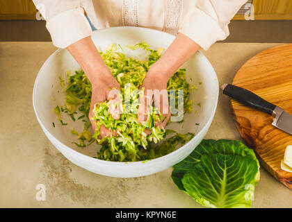 Vorbereitung fermentiertes Gemüse. Kohl Kimchi und Sauerkraut Sauerkraut. Stockfoto