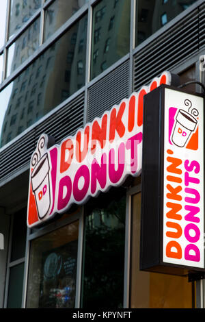 NEW YORK, USA - 31. AUGUST 2017: Detail der Dunkin Donuts Store in New York. Es ist ein amerikanischer global Donut unternehmen und Kaffeehaus gegründet 1950 Stockfoto