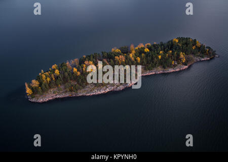 Luftaufnahme von einsamen isolierten Insel mit Bäumen mit Herbstfarben in den Schären von Turku, Finnland Stockfoto