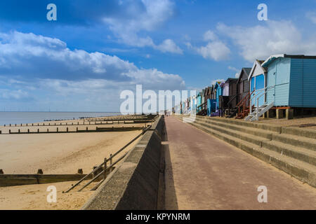 Strand Hütten am Meer entlang von Frinton-on-Sea Essex UK Stockfoto