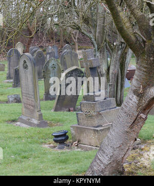 Stillgelegte Friedhof, Grabsteine und Denkmäler in der Verwirrung über fallende Stockfoto