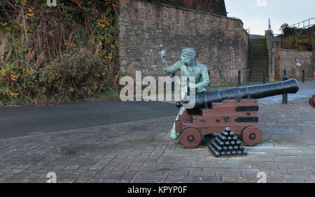 Statue von John Paul Jones Aufstocken der Canon an Whitehaven Hafen / Hafen während der Invasion von England durch die Amerikaner Stockfoto