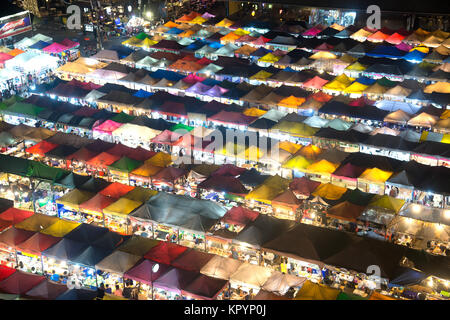 BANGKOK, THAILAND - 14. Dezember 2017: Nacht scenic von Bangkok Panorama Ansicht von oben aus dem Gebäude von Bangkok Bahn Markt. Stockfoto