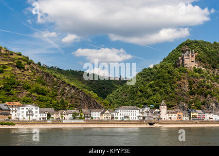 Blick auf St. Goarshausen und Burg Katz in Rheinland-Pfalz, Deutschland Stockfoto