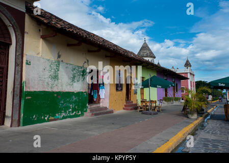 Mittelamerika, Nicaragua. Kolonialstadt Granada. Kopfsteinpflaster Calzada Straße aka Calle La Calzada. Stockfoto