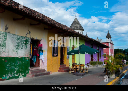 Mittelamerika, Nicaragua. Kolonialstadt Granada. Kopfsteinpflaster Calzada Straße aka Calle La Calzada. Stockfoto